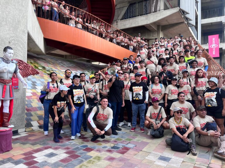 Grupo de fotógrafos posando durante recorrido fotográfico.