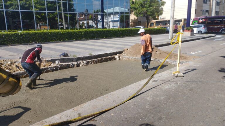 Obreros realizando recuperación de la capa asfáltica en calle.