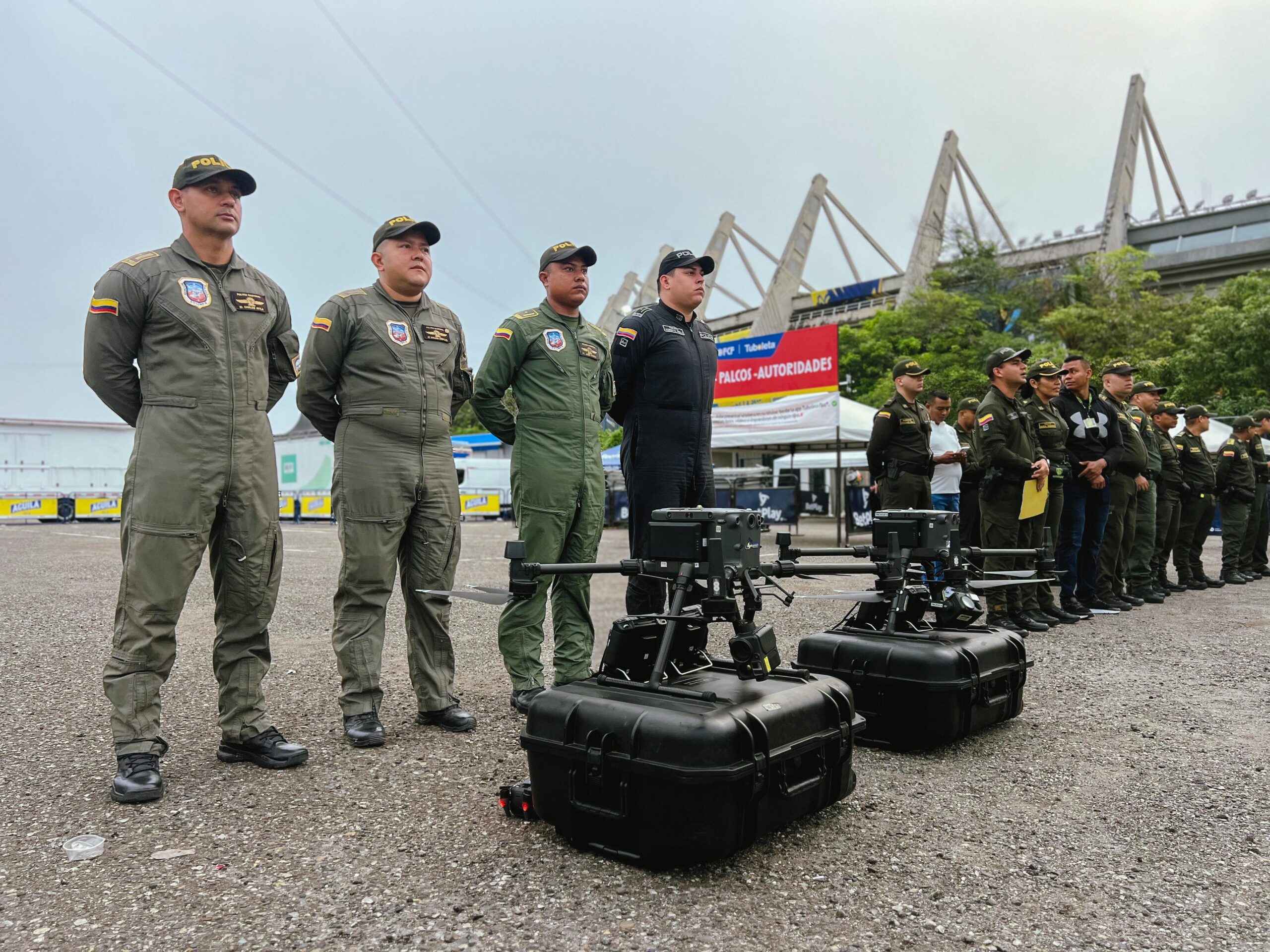 Grupo fuerza pública en uniformes militares en las afueras del estadio Metropolitano.