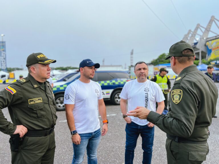 Nelson Patrón, Yesid Turbay junto a fuerza pública afuera de estadio Metropolitano.