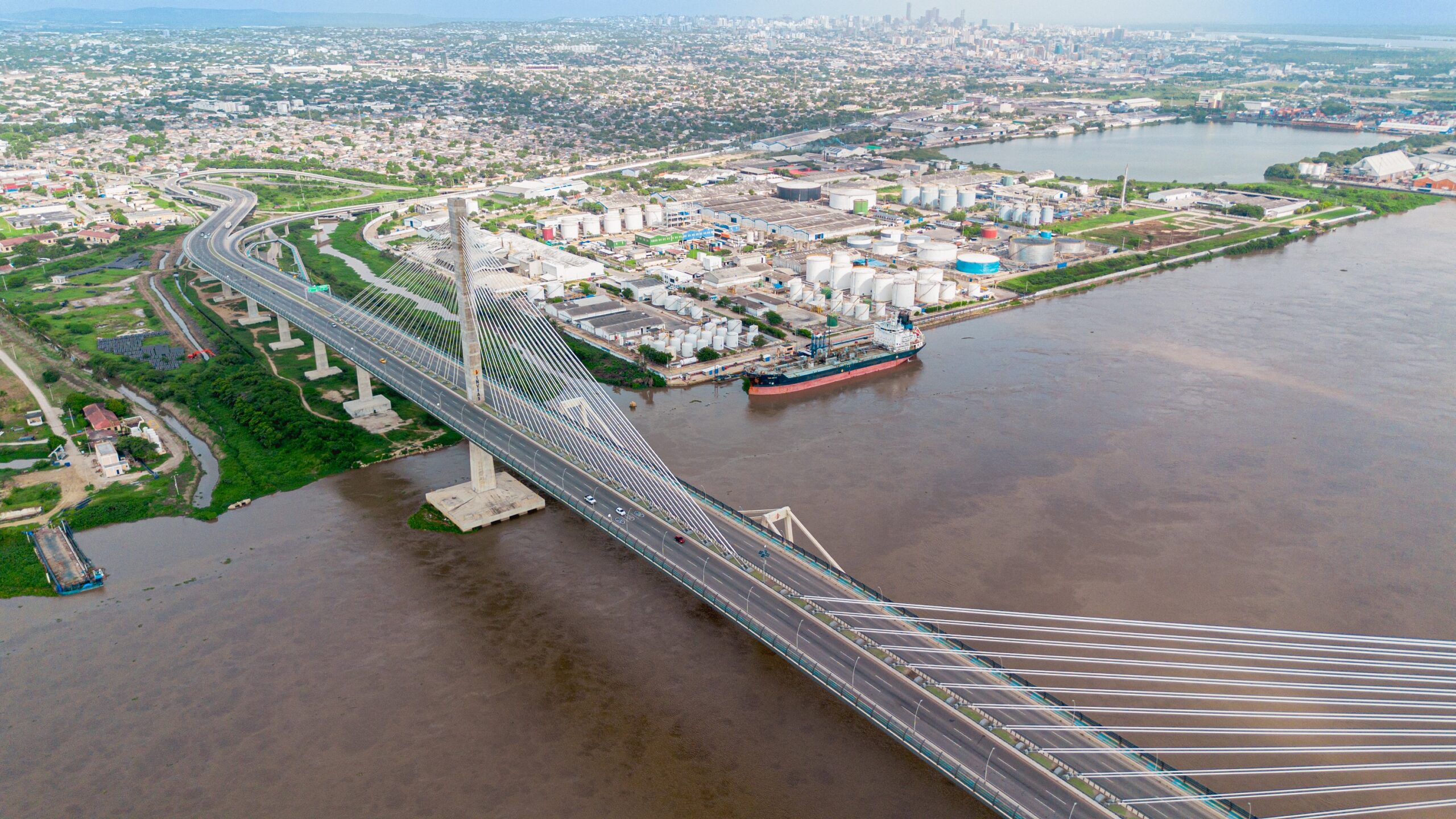 Foto panorámica de la ciudad de Barranquilla desde el puente Pumarejo.