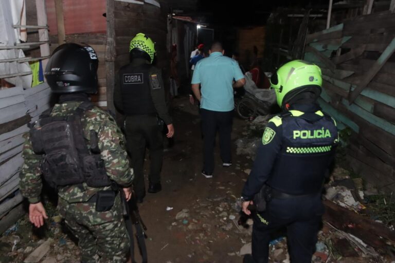 Miembros del Ejército y Policía realizan patrullaje en vivienda.