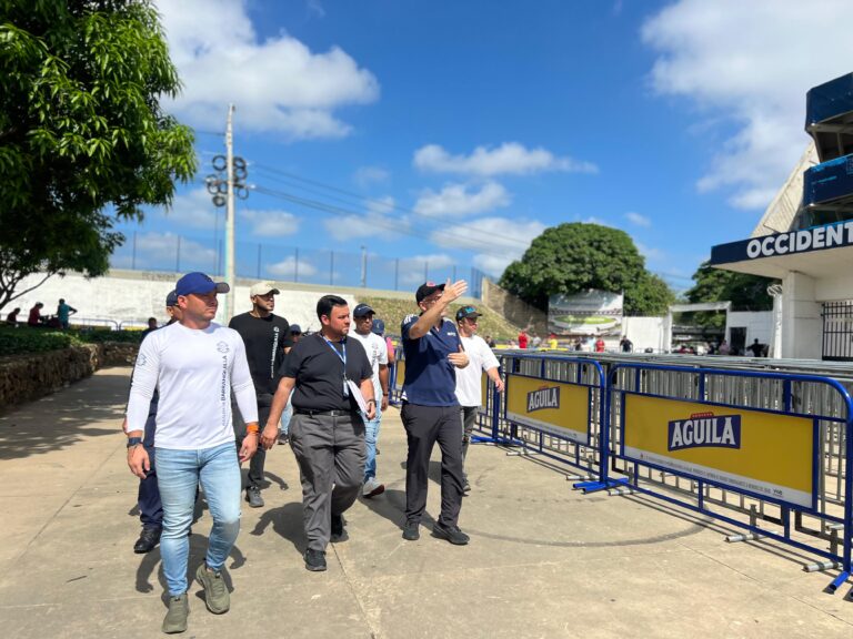 Nelson Patrón junto a grupo de autoridades inspeccionando estadio Metropolitano.