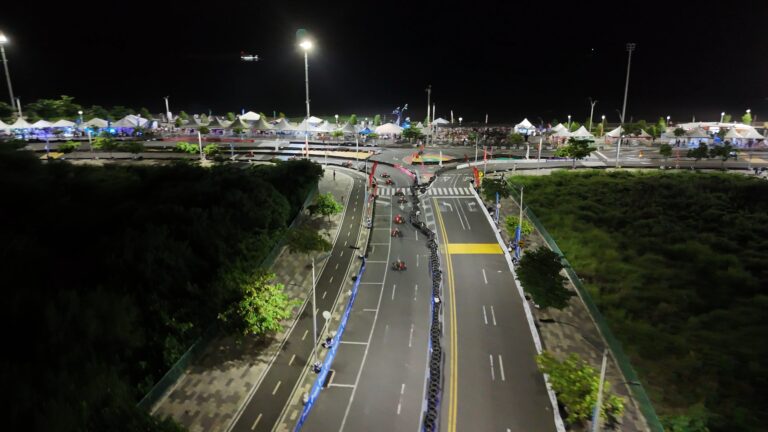 Vista nocturna del Gran Malecón en Rotax Max Challenge.