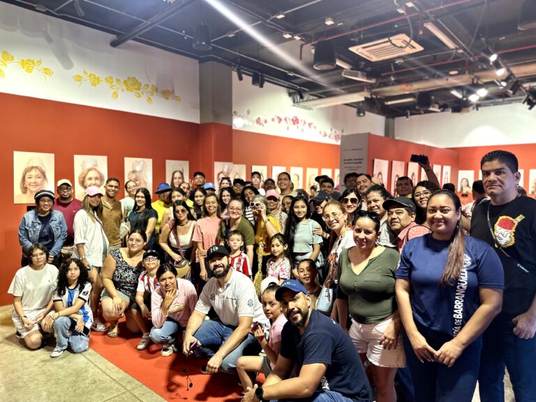 Grupo de visitantes en el Museo del Carnaval disfrutando la Ruta Turística Distrital.