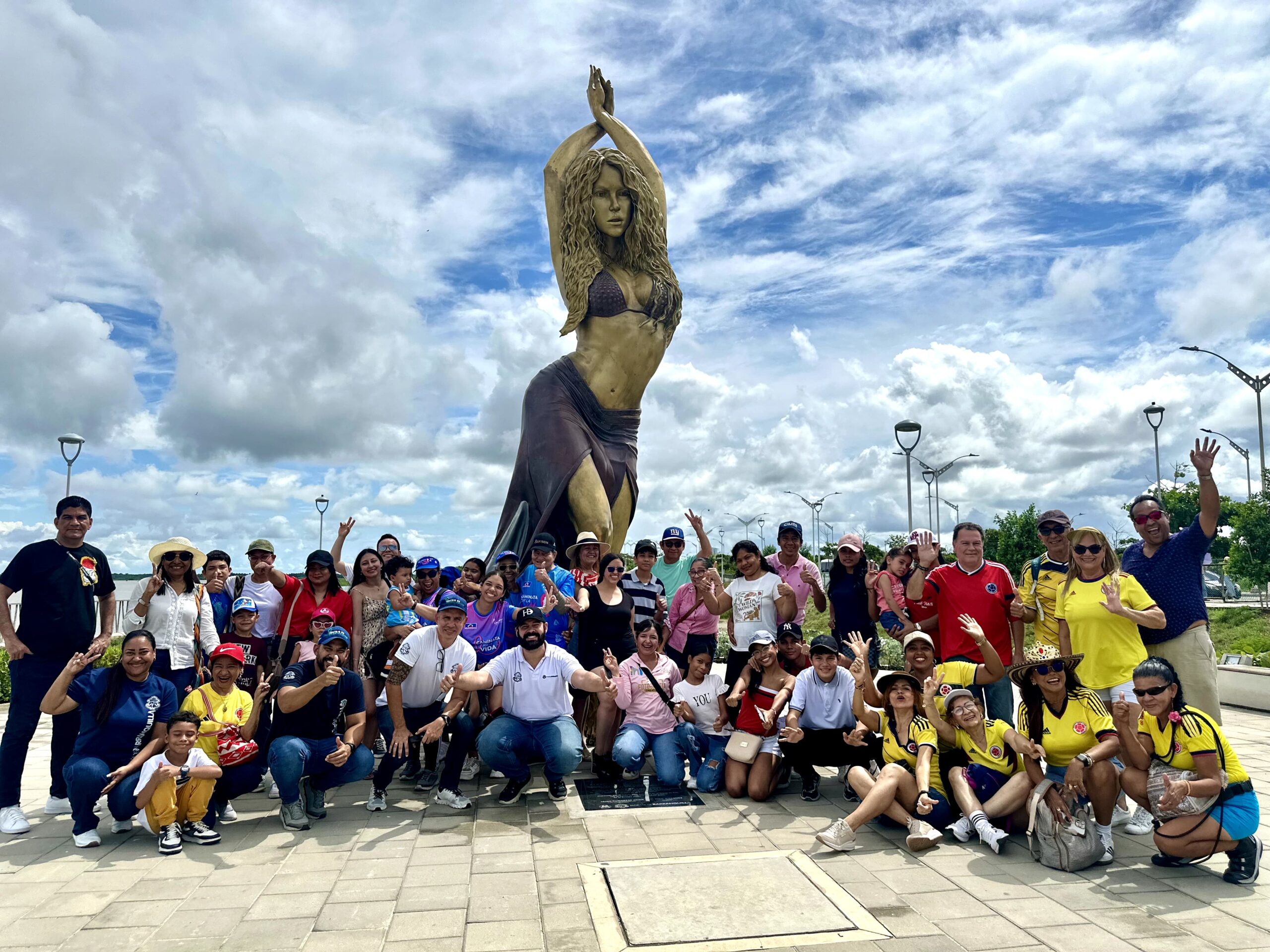 Grupo de visitantes en el Gran Malecón disfrutando la Ruta Turística Distrital.