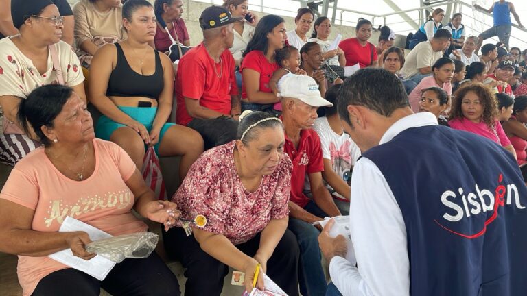 Funcionarios brindando atención a la comunidad durante la jornada de Sisbenización.