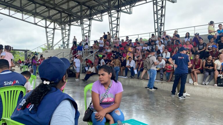 Funcionarios brindando atención a la comunidad durante la jornada de Sisbenización.