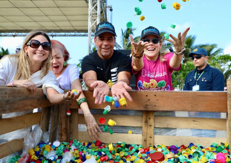 Alcalde Char junto a funcionarias y representantes de la Fundación Sanar recolectan tapitas en un contenedor