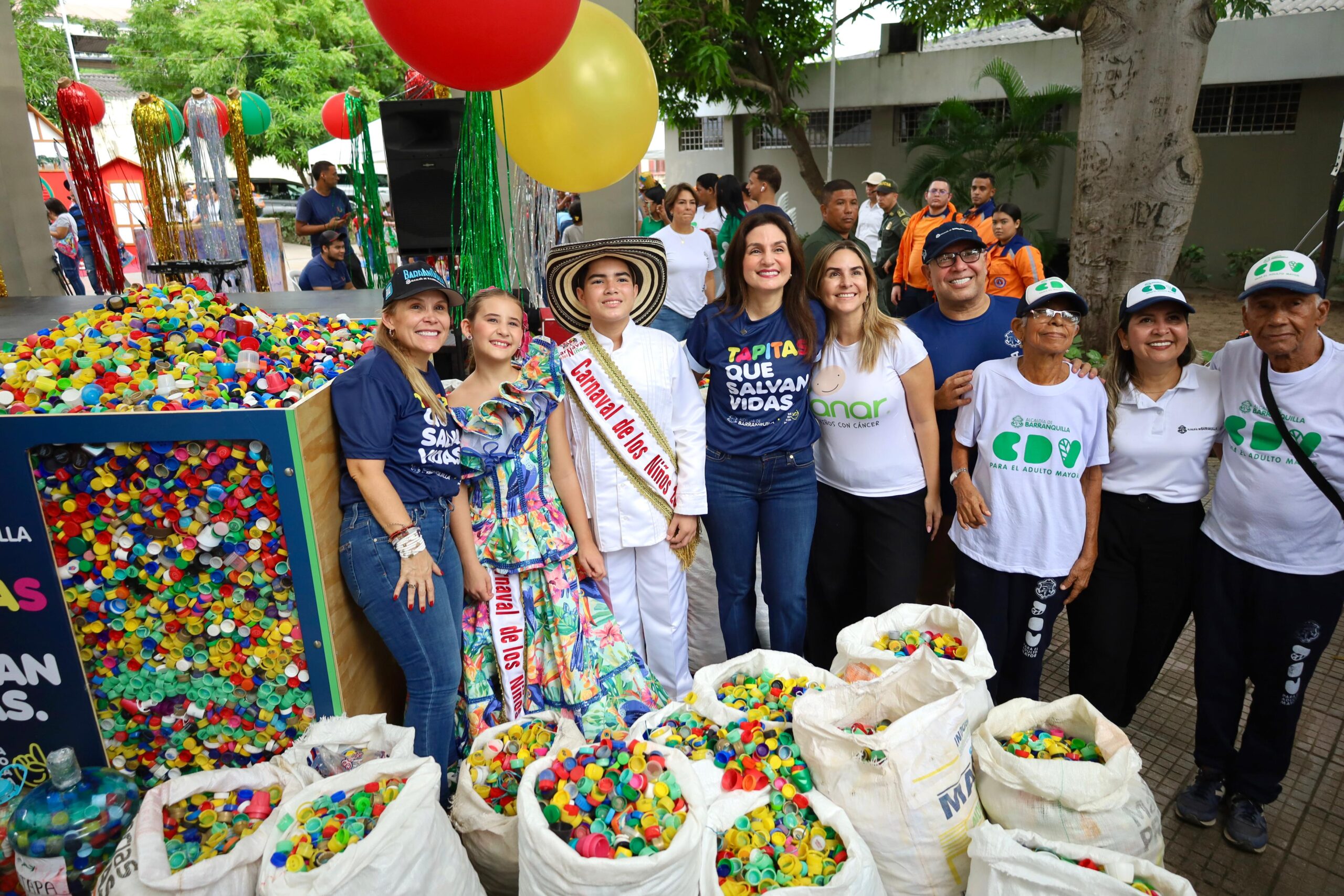 Primera Dama, reyes infantiles del Carnaval, Patricia Vargas, de la Fundación Sanar, y funcionarios de Alcaldía, en entrega de tapas