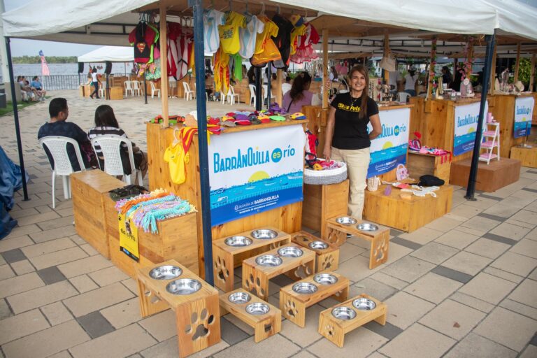 Emprendedora vendiendo sus productos en feria de la Alcaldía de Barranquilla