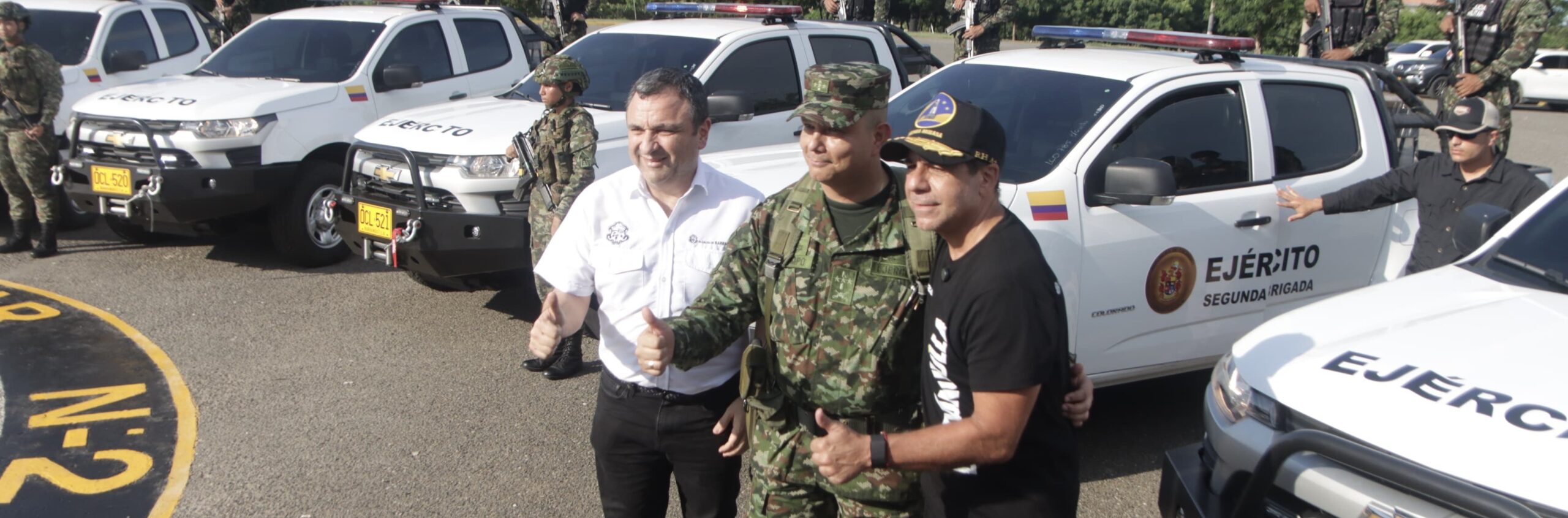 Alcalde y Secretario de seguridad en Entrega de Camionetas Ejército