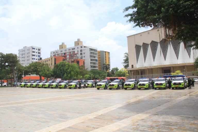 Entrega de camionetas uniformadas a la Policía