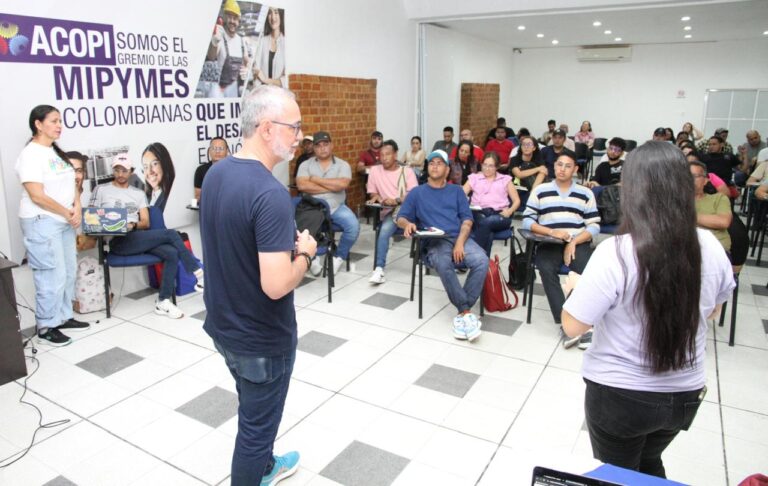 Hemel Noreña en reunión con comunidad LGTBQ+