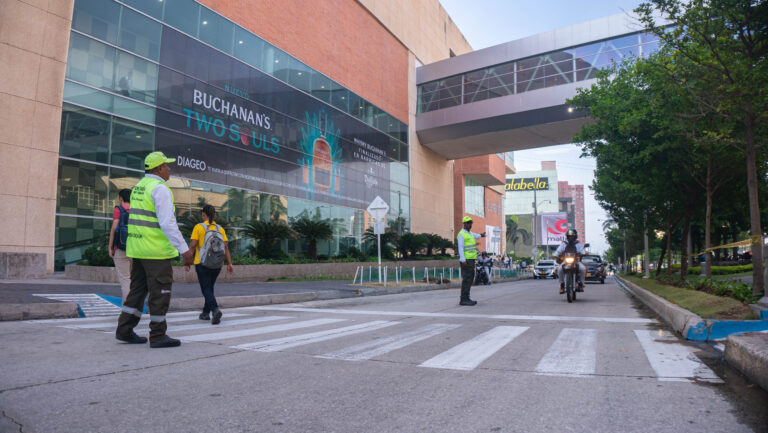 Orientadores regaulando en las vias