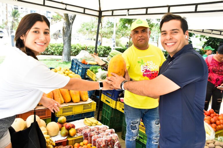 Vendedor de frutas y verduras en el programa 'A tu barrio' ofreciendo productos.