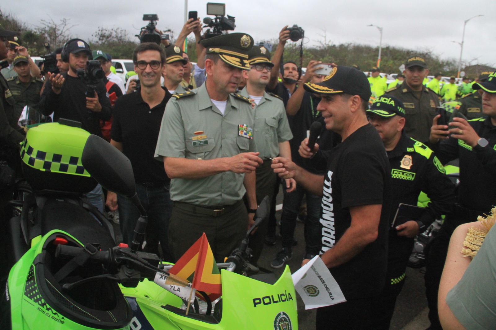 Alcalde Char entregando dotación a Policía.