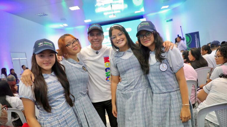 Alcalde Char junto a grupo de estudiantes.