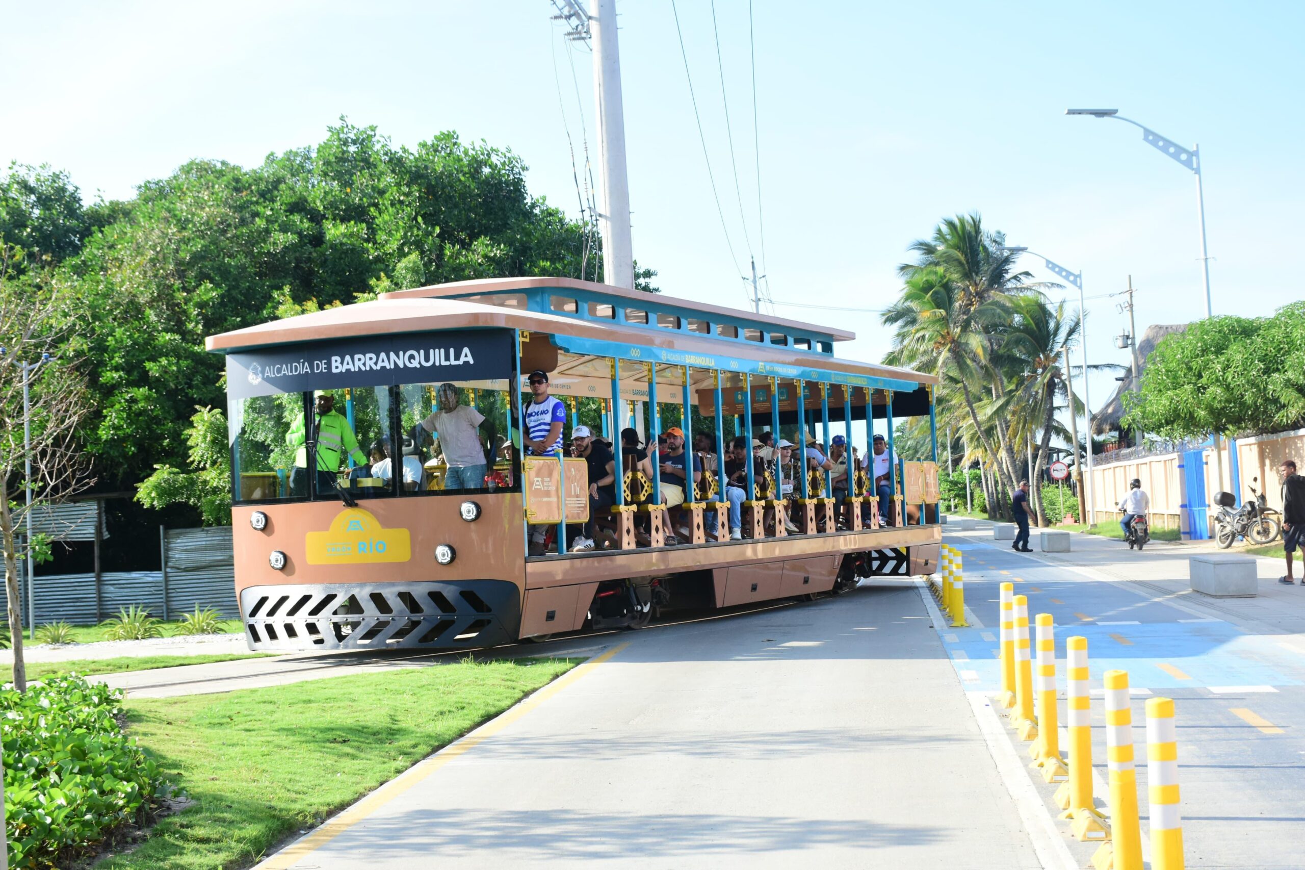 Tranvía transporta ciudadanos en Puerto Mocho.