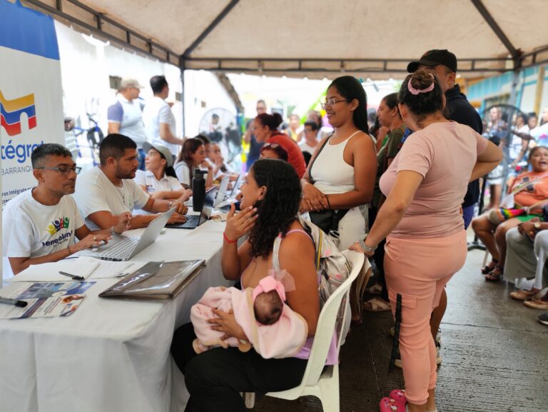 Población migrante recibiendo atención en la brigada de servicios.