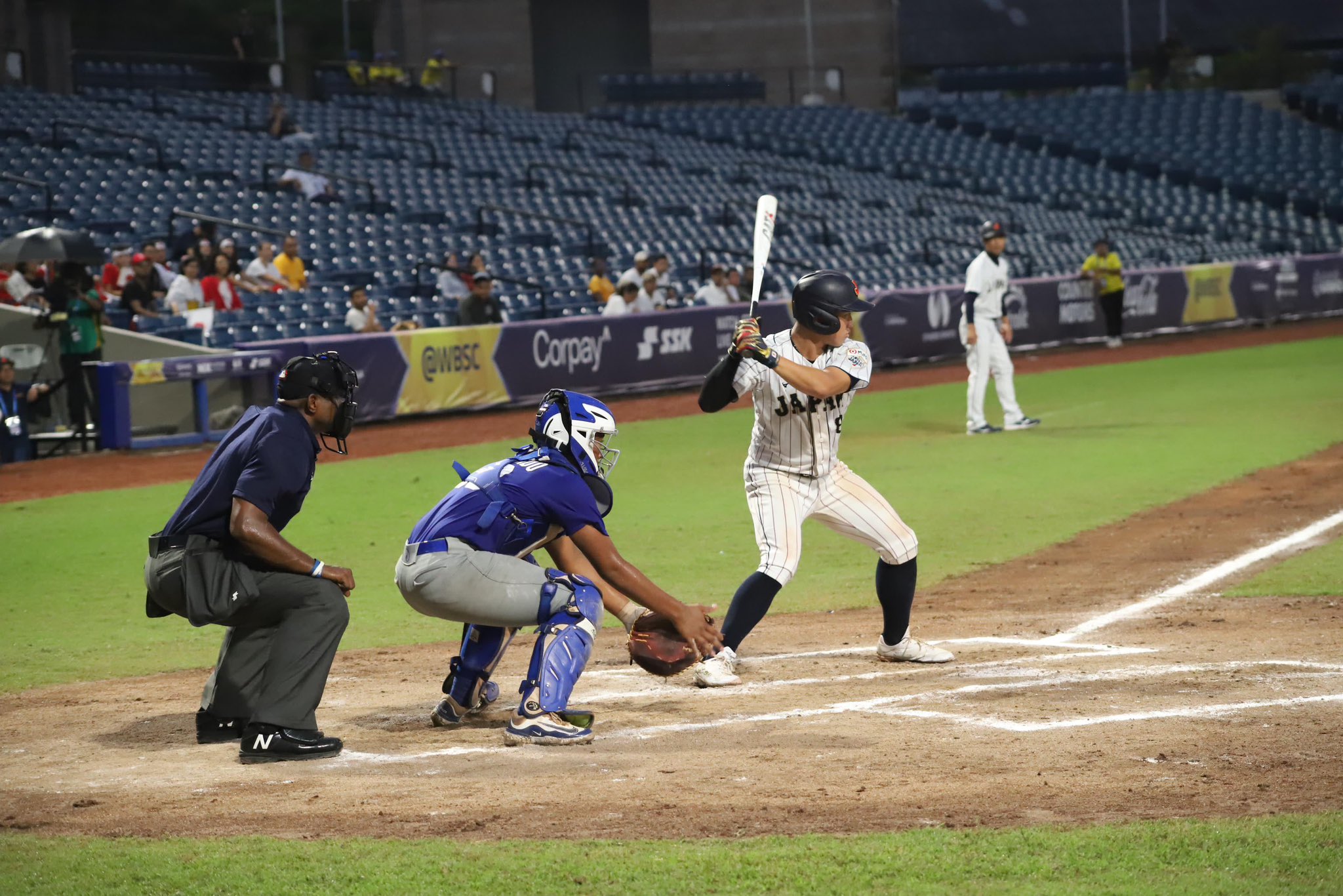 Jugador a punto de batear la pelota en jugo de beisbol