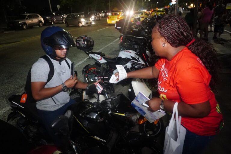 Funcionario socializando la campaña Ilumina tu vida a un motociclista.