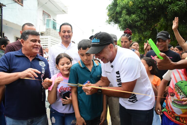 Alcalde Char cortando un lazo acompañado de Rafael Lafont y comunidad.