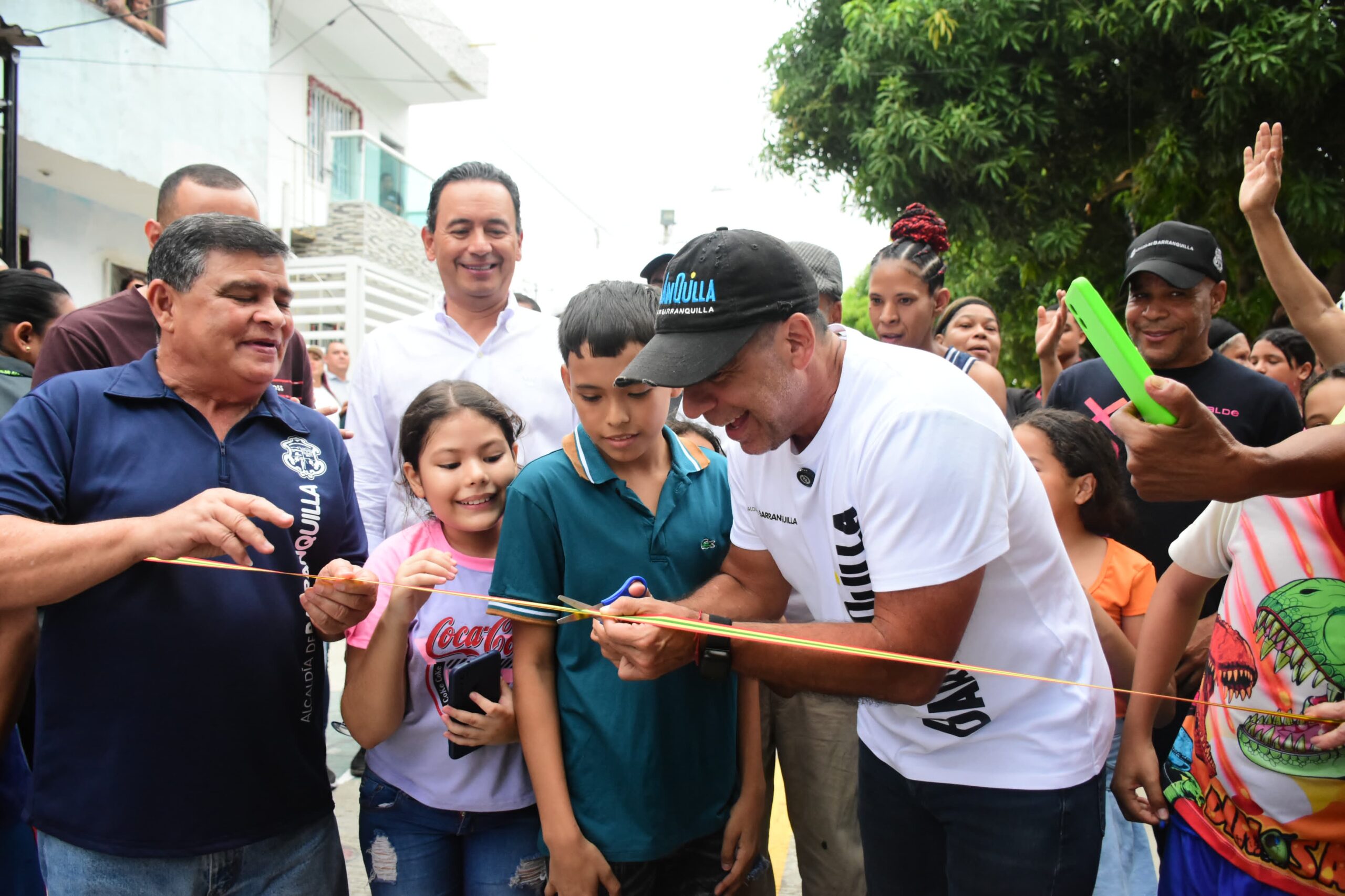 Alcalde Char cortando un lazo acompañado de Rafael Lafont y comunidad.