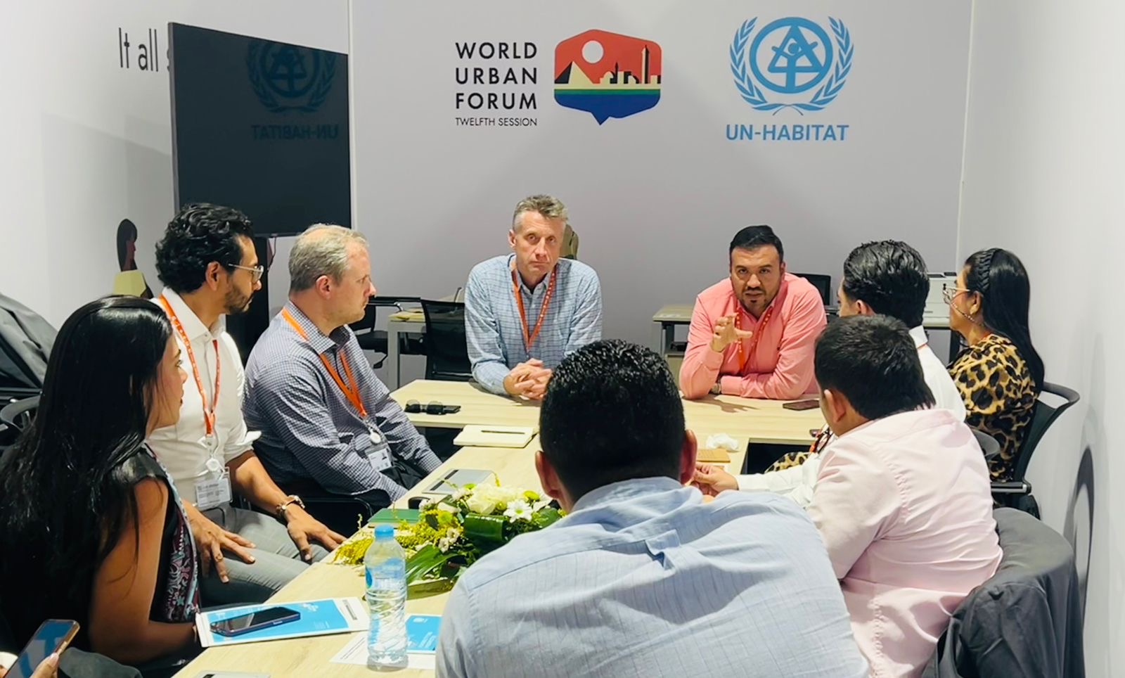 "Grupo de lideres en mesa de conferencia durante el World Urban Forum 12"