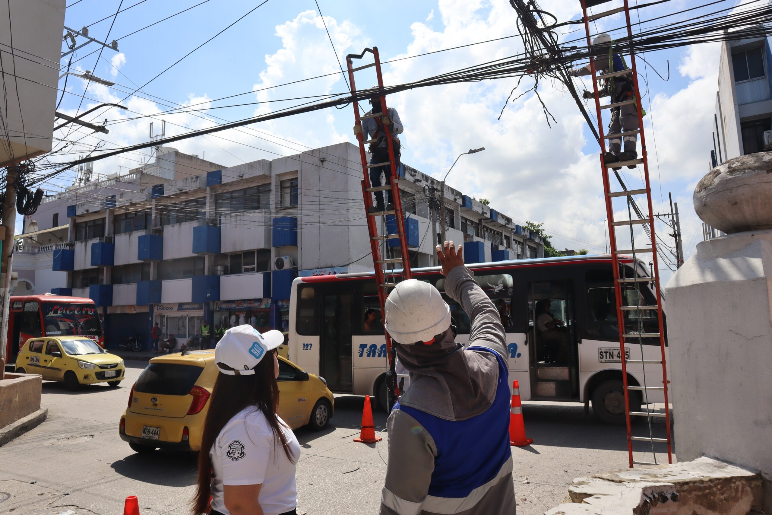 Operarios y funcionarios de la Alcaldía en normalización de Cableado Aéreo.