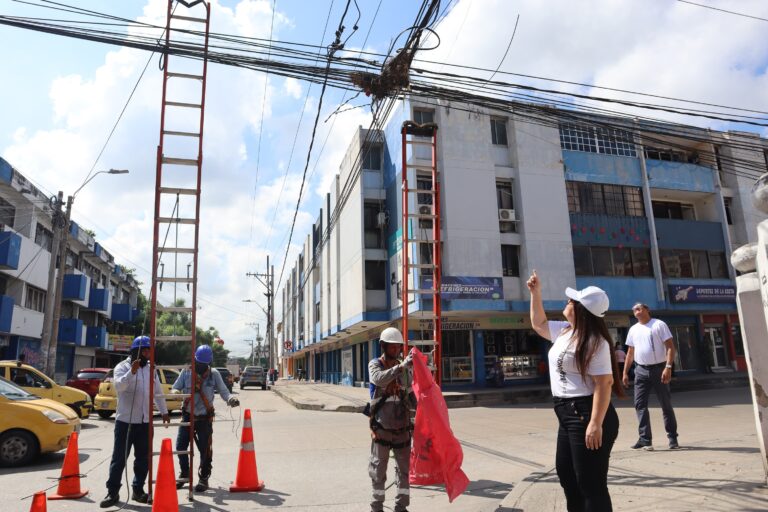 Operarios y funcionarios de la Alcaldía en normalización de Cableado Aéreo.