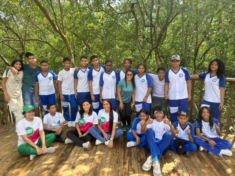 Stephanie Araujo junto a grupo de estudiantes en un parque.