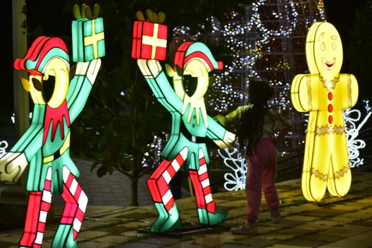 Figuras iluminadas en Gran Malecón.