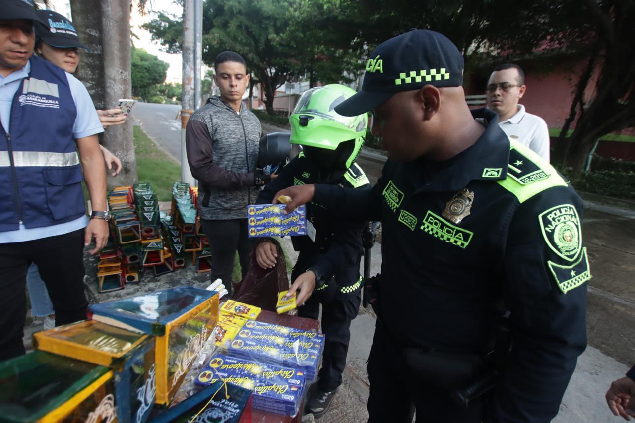 Policía llevando a cabo una inspección en un punto de la ciudad.