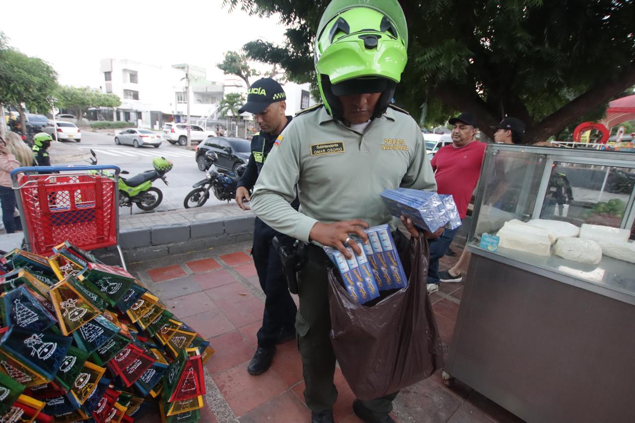 Policía llevando a cabo una inspección en un punto de la ciudad.