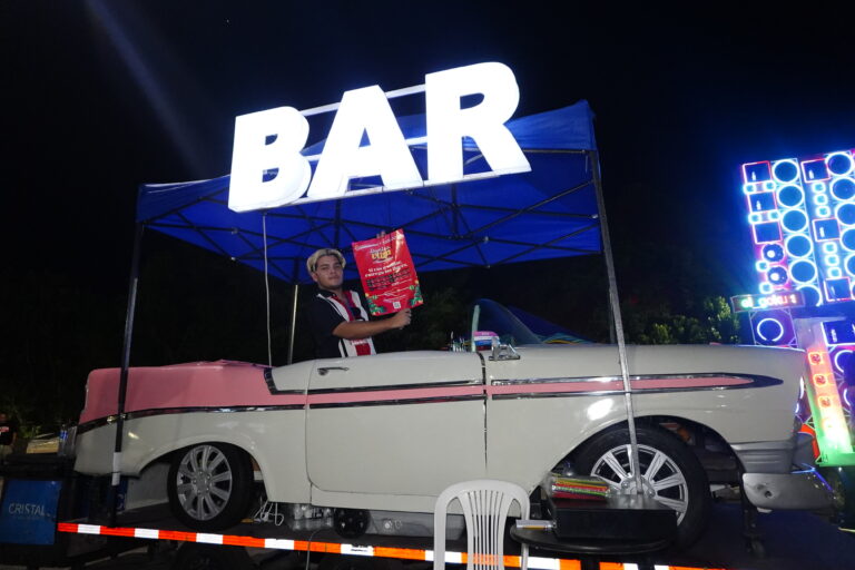 uN HOMBRE CON UN POST DE LA CAMPAÑA DE NAVIDAD