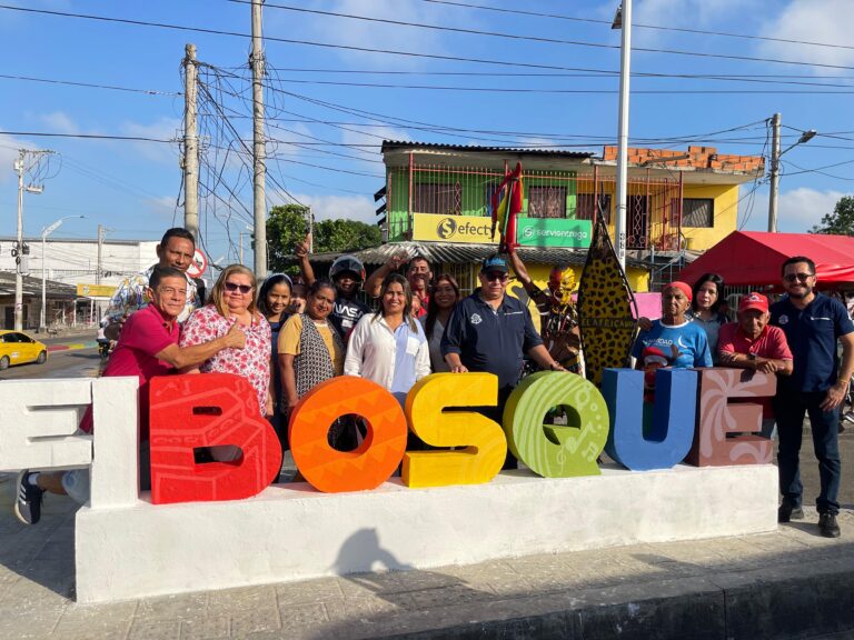 Juan Ospino junto a grupo de funcionarios y comunidad en identificador El Bosque.