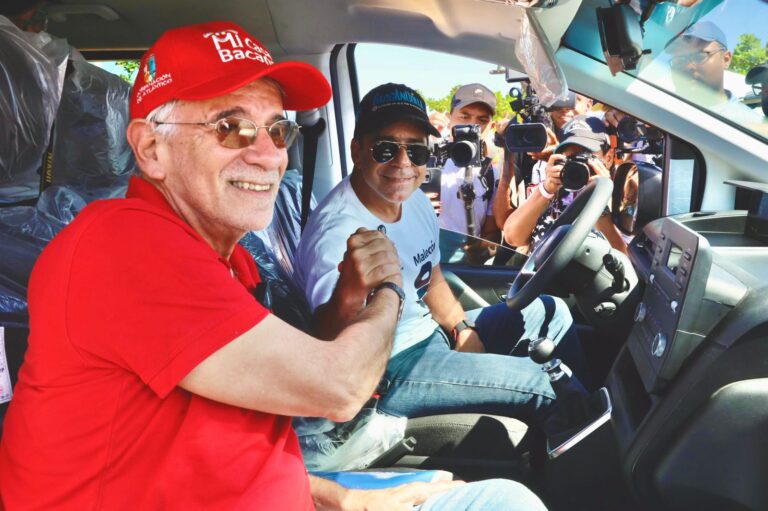 Alcalde Char estrecha mano al Gobernador Verano, ambos en camioneta tipo panel.