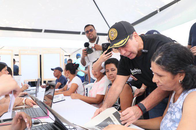 Alcalde Char con comunidad en ferias al barrio