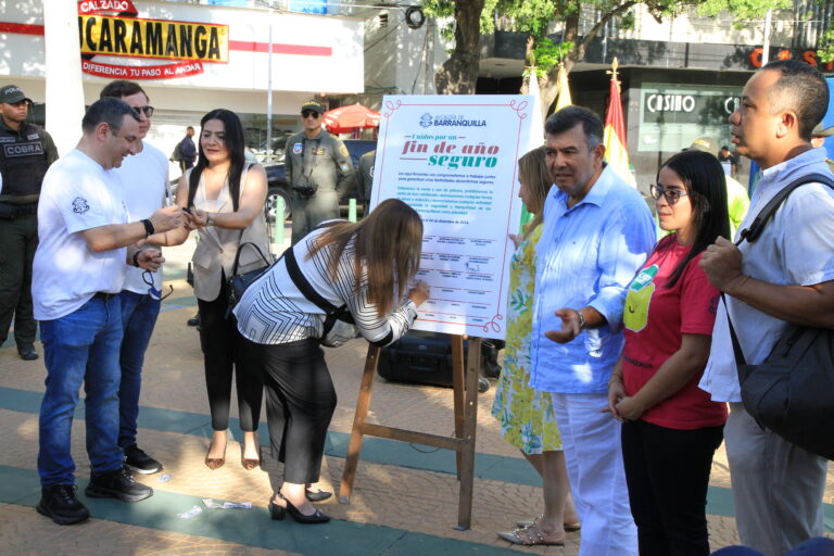 Secretaria firmando pacto de seguridad