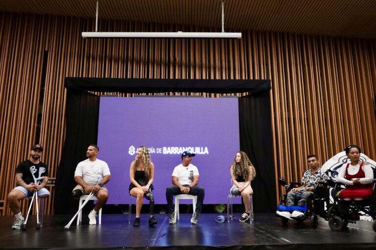 Alcalde Char y Daniela Álvarez junto a personas con discapacidad en escenario.