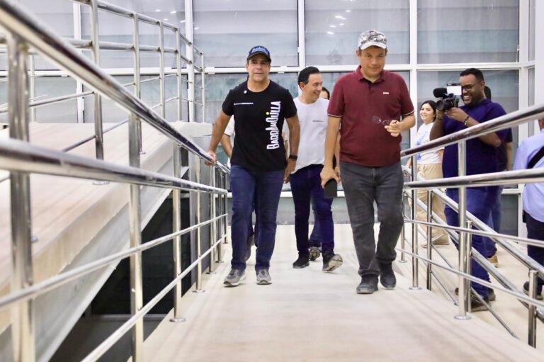 Alcalde char recorriendo nuevo hospital de Barranquilla