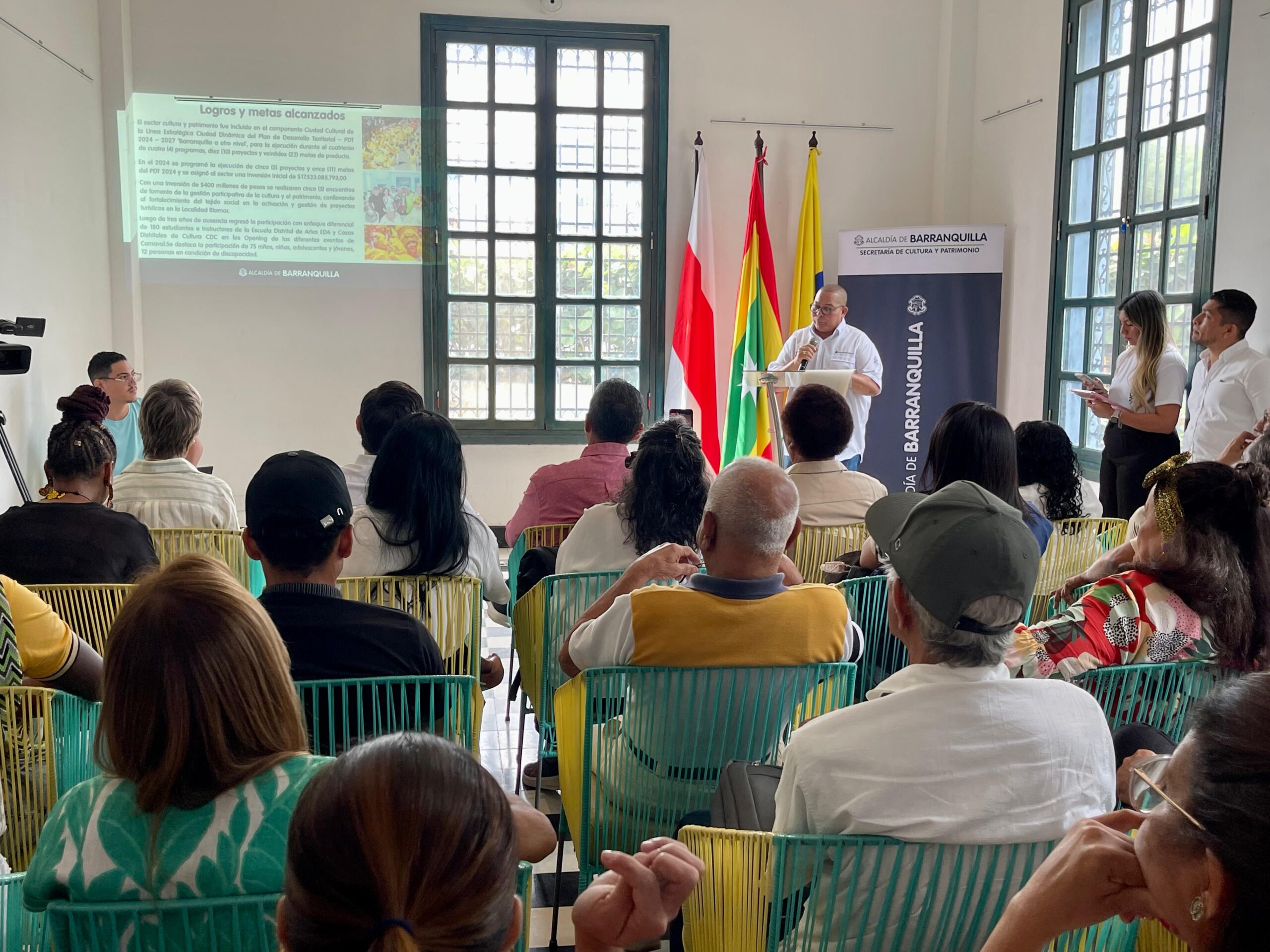 Juan Ospino presenta la gestión de Cultura y Patrimonio 2024 ante los asistentes en auditorio.