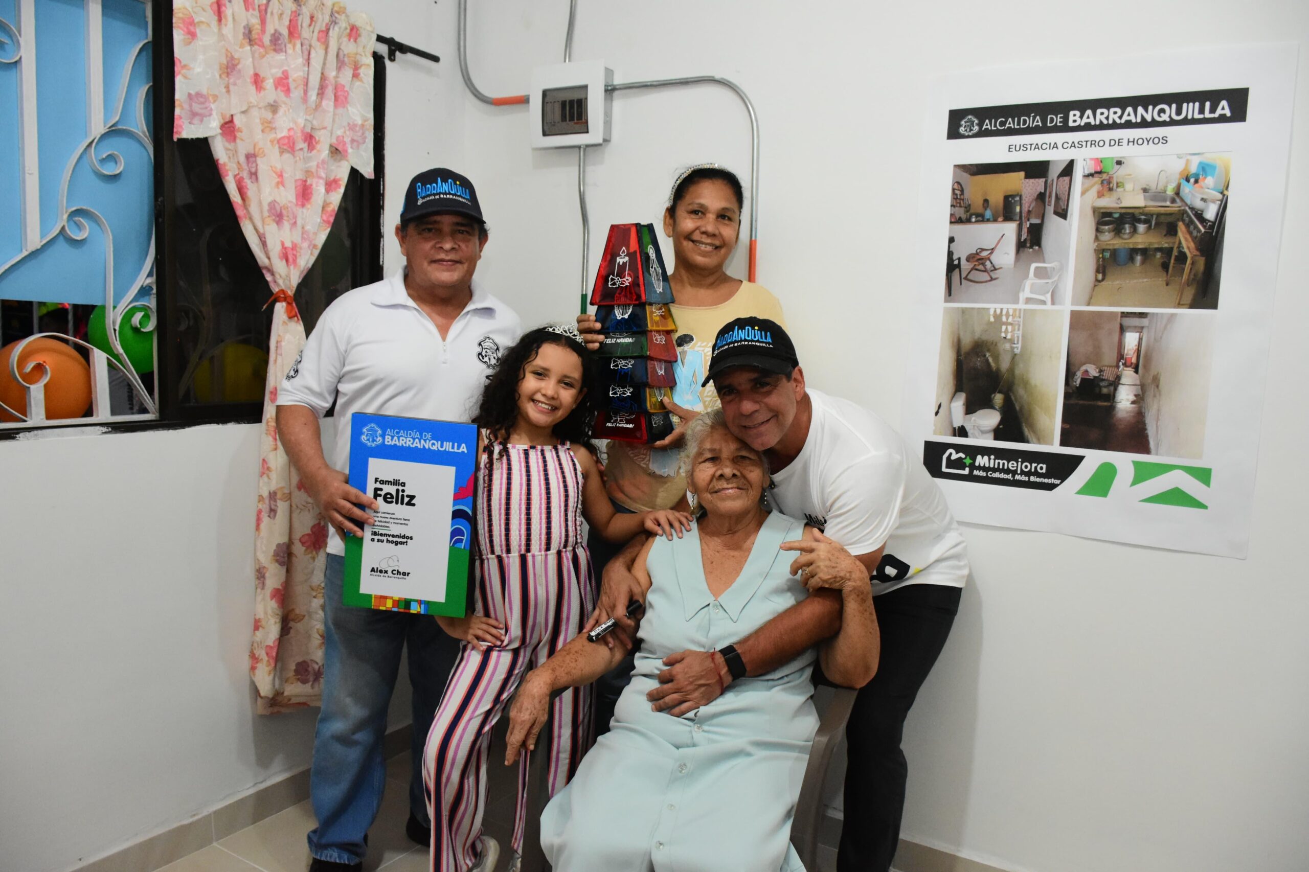 Alcalde Char, Rafael Lafond junto a beneficiarias de mejoramiento de viviendas.