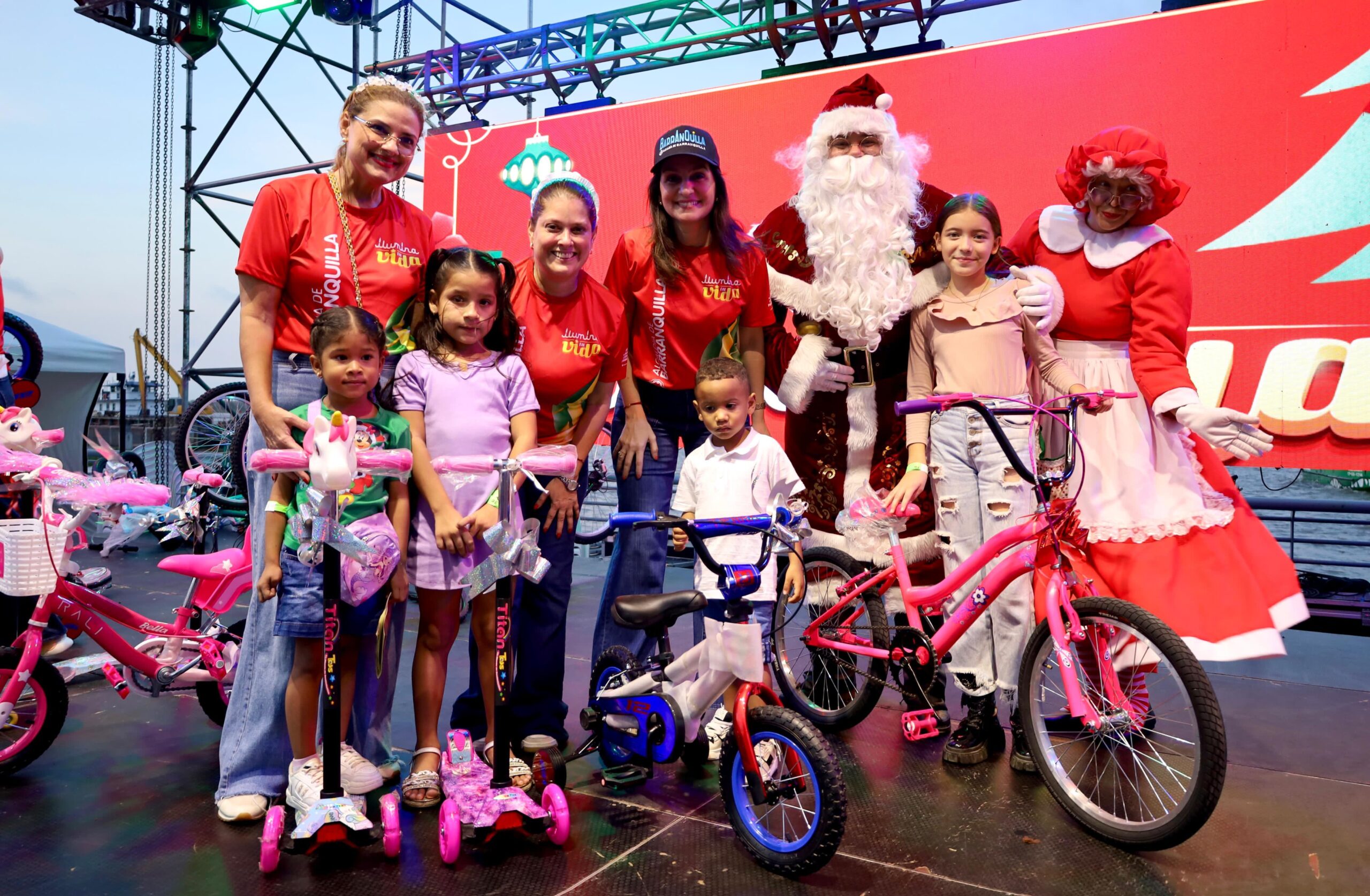 Katia Nule, María Yunis, Madelaine Certein en entrega de regalos de Navidad.