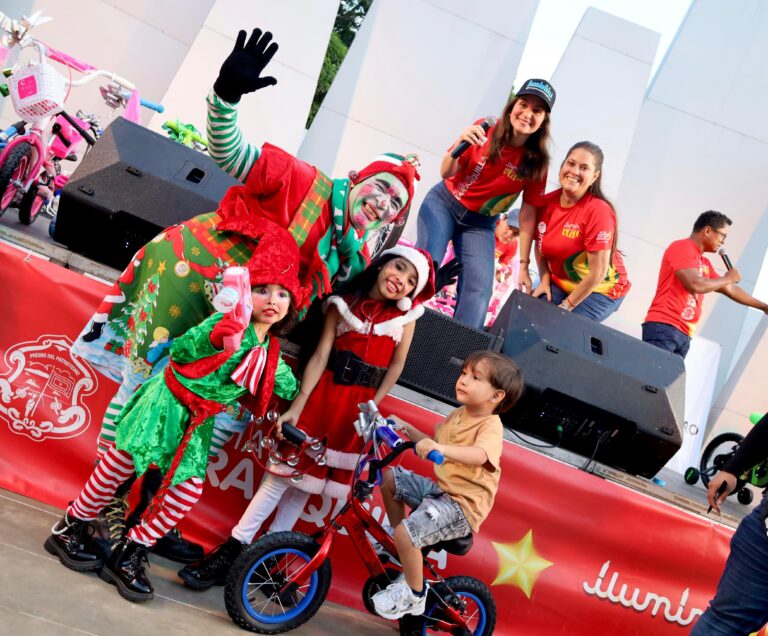 Katia Nule, María Yunis en entrega de regalos novena de Navidad.