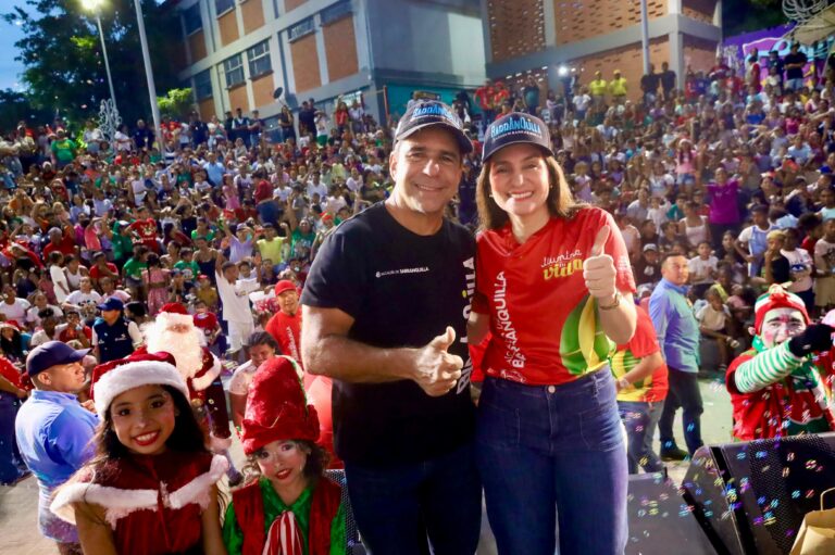 Alcalde Char y Katia Nule en novena de Navidad