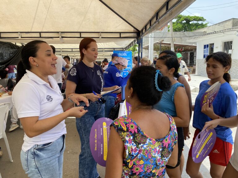 Mujeres siendo atendidas en feria de la Alcaldía de Barranquilla.