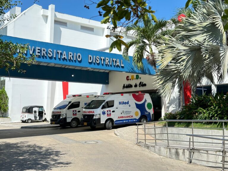 Entrada del hospital Adelita de Char con ambulancias en las afueras.