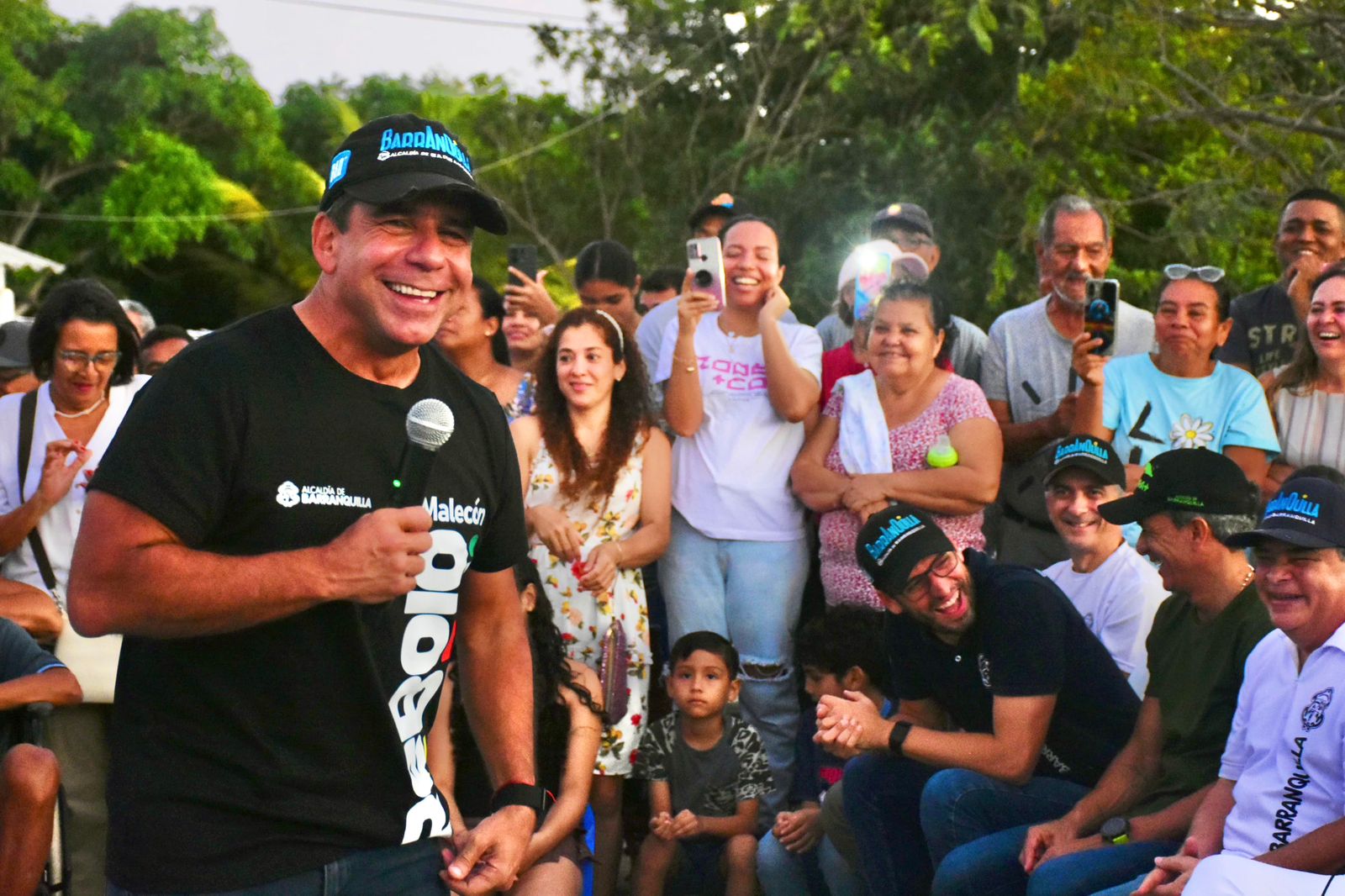 Alcalde Char sonriendo entregando parque junto a funcionarios y comunidad.